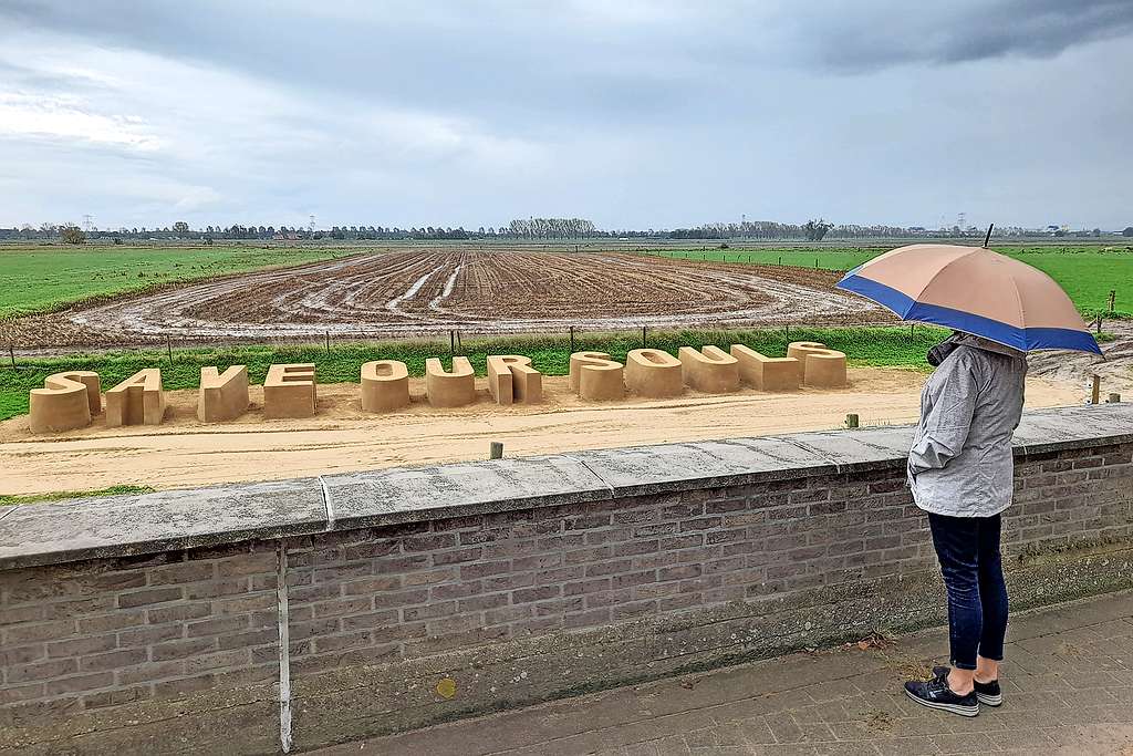 De zandsculptuur houdt enkele maanden stand, tenzij de regen het woordbeeld eerder wegspoelt. © Tony Dupont