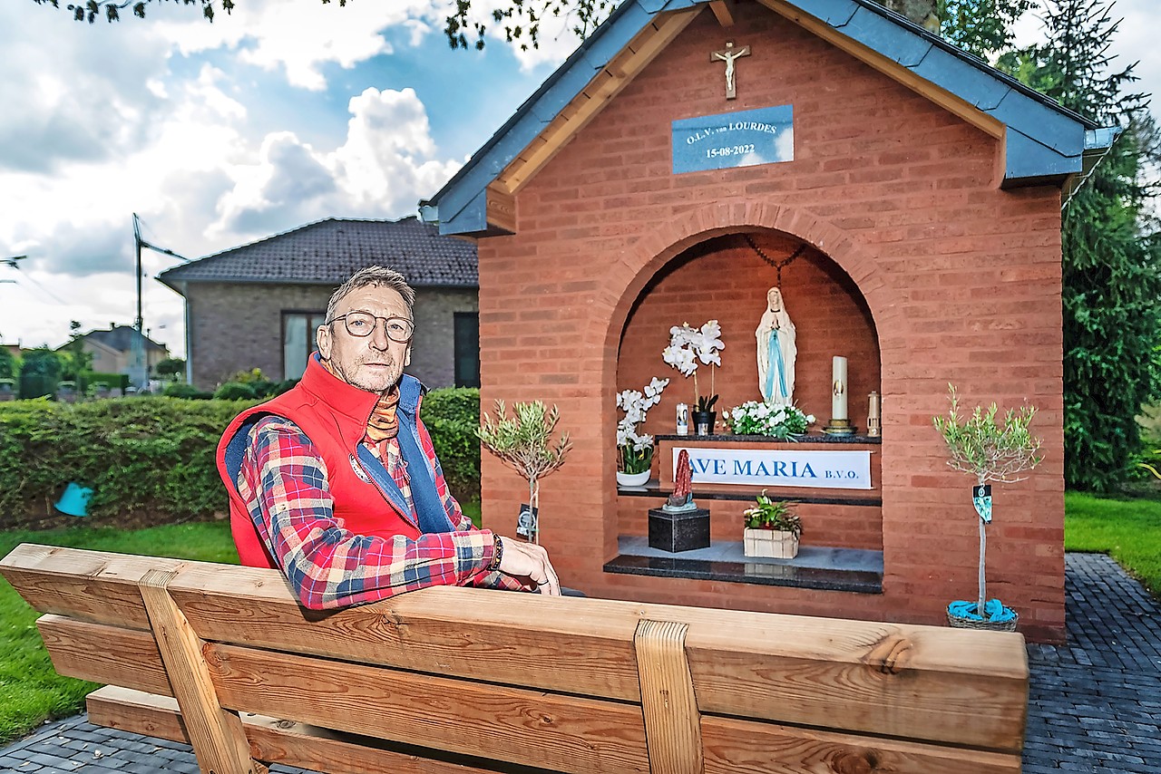 Berthy Hauben aan ‘zijn’ kapel in Hees ter ere van Onze-Lieve-Vrouw van Lourdes. © Valentin