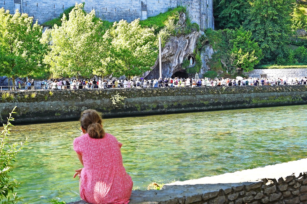 Even verwijlen langs de Gave in Lourdes, dicht bij de Mariagrot. © Ria Thaens