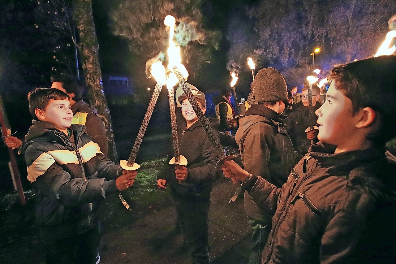 De fakkeltocht is een fijne ervaring voor vormelingen, plussers, misdienaars en andere jongeren. © Jente Vandewijer