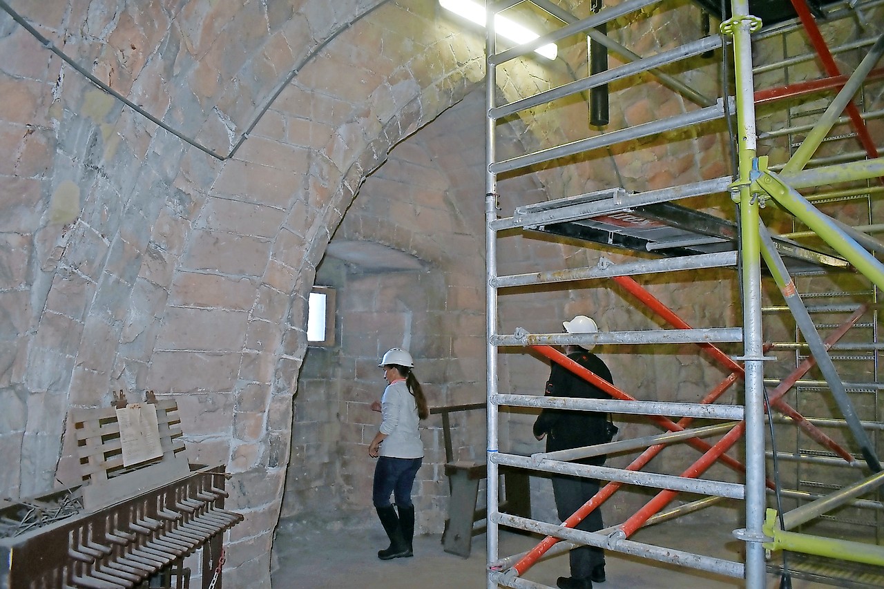 Archeologen registreren en inventariseren de graffiti in de toren. © Stad Tongeren - Aron bv