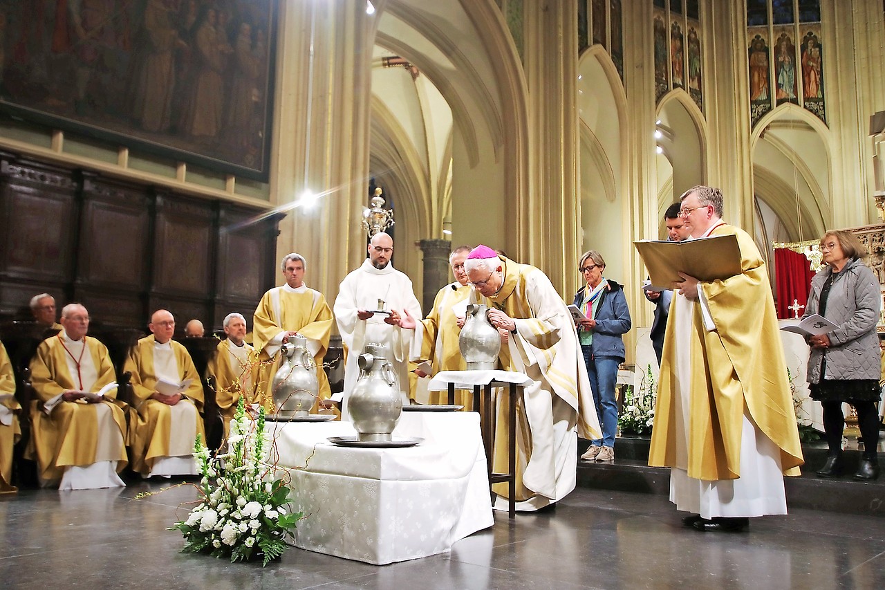 Tijdens de chrismaviering worden de oliën gezegend en het chrisma gewijd door de bisschop. © Jente Vandewijer