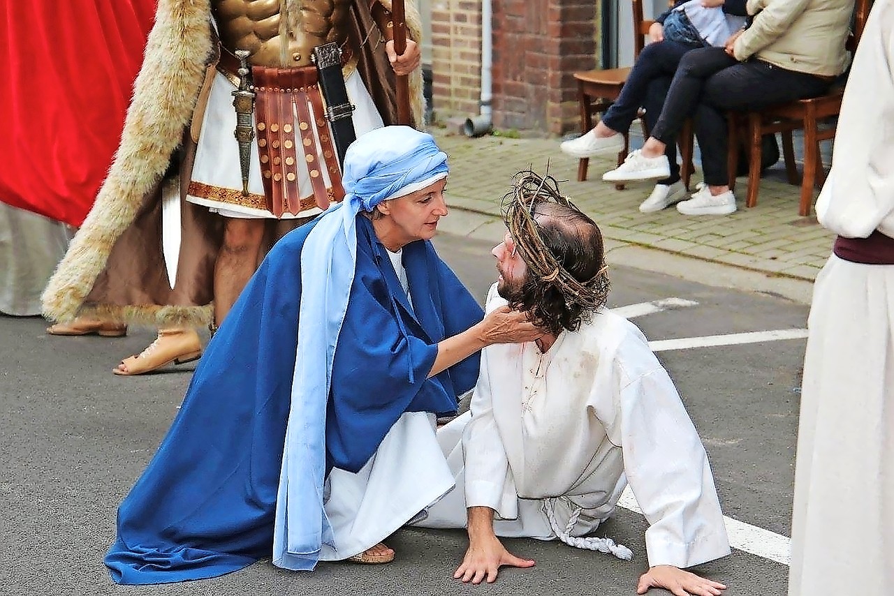 In de groep van de kruisweg wordt Maria’s pijn verbeeld tijdens de lijdensweg van haar zoon. © Kroningscomité Tongeren