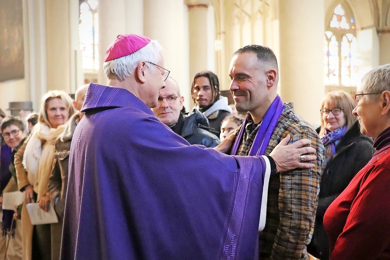 Bisschop Patrick Hoogmartens feliciteert Joachim Verstraeten met zijn keuze. © Jente Vandewijer