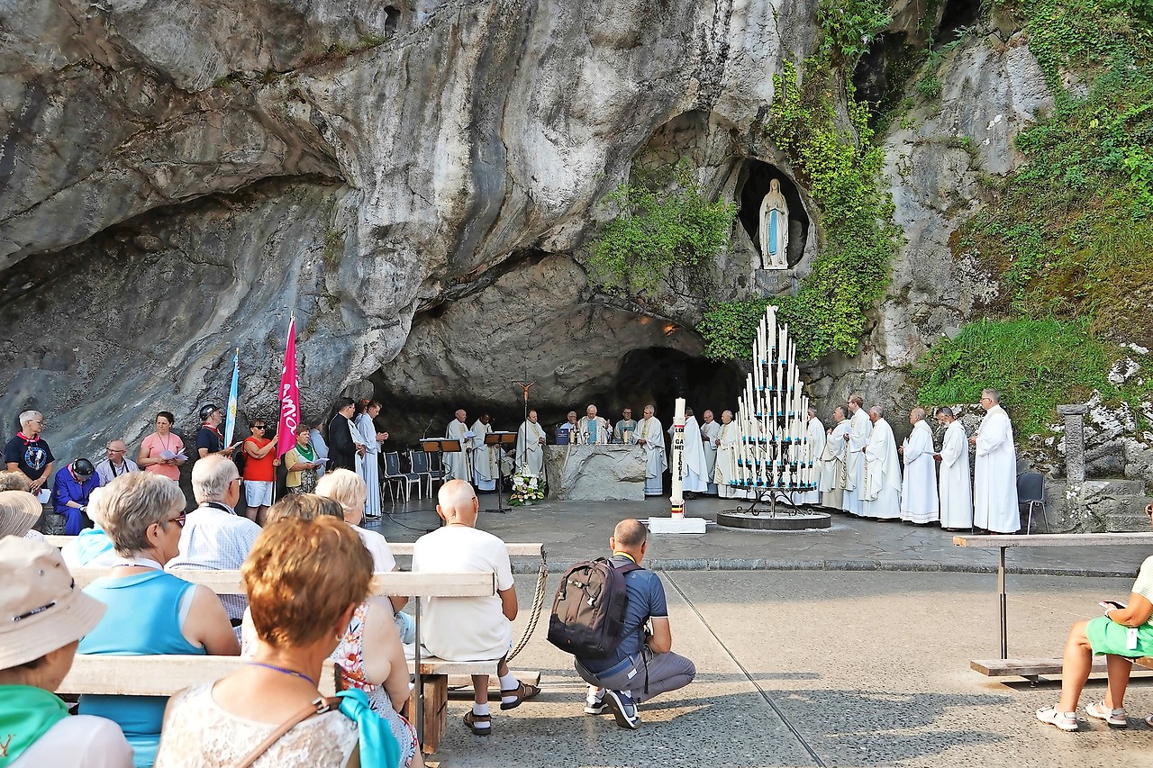 De Limburgse eucharistieviering aan de Mariagrot in Lourdes is voor vele bedevaarders een hoogtepunt. © Ria Thaens