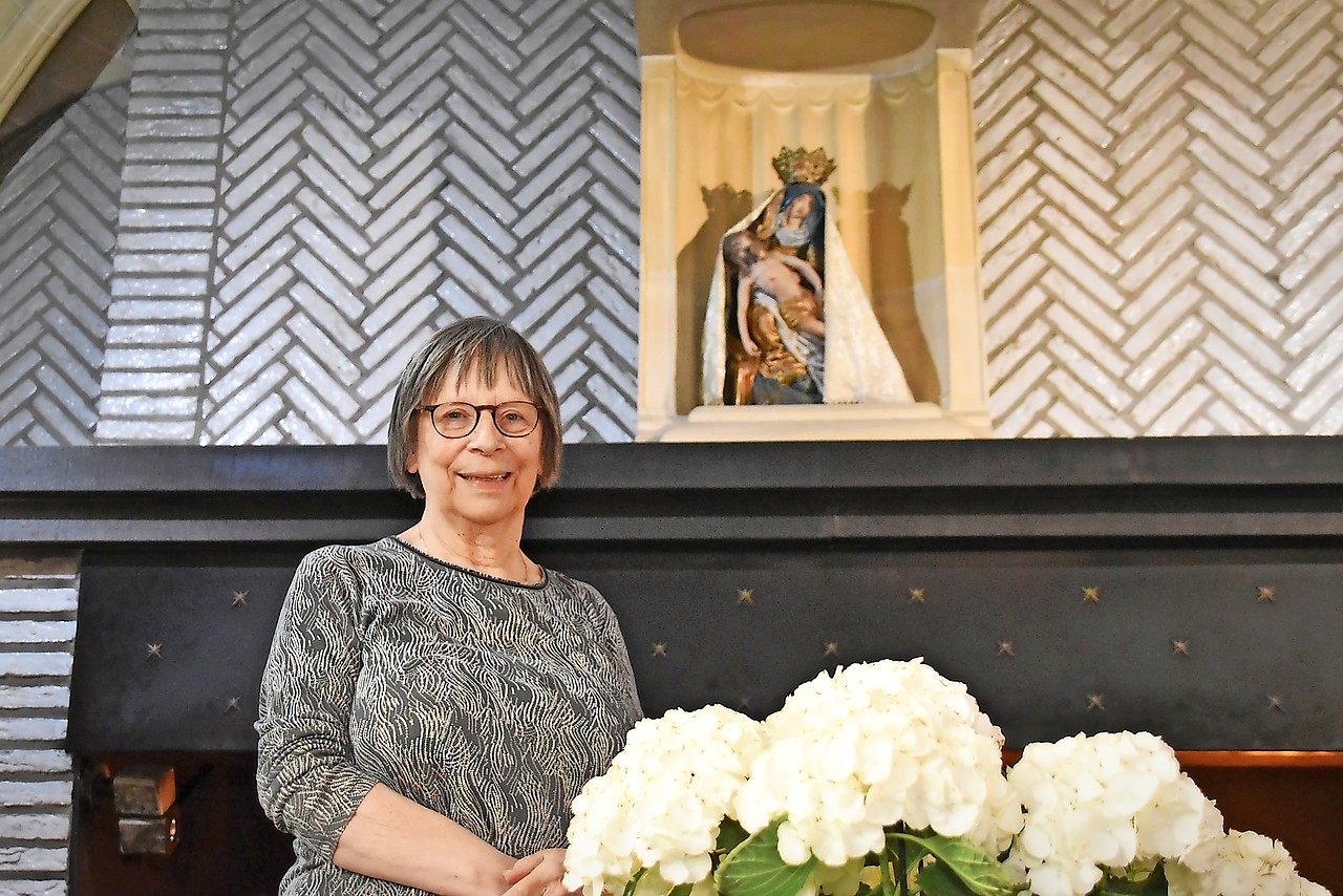 Annemie Reysen aan het genadebeeld in de Minderbroederskerk in Hasselt. © Tony Dupont