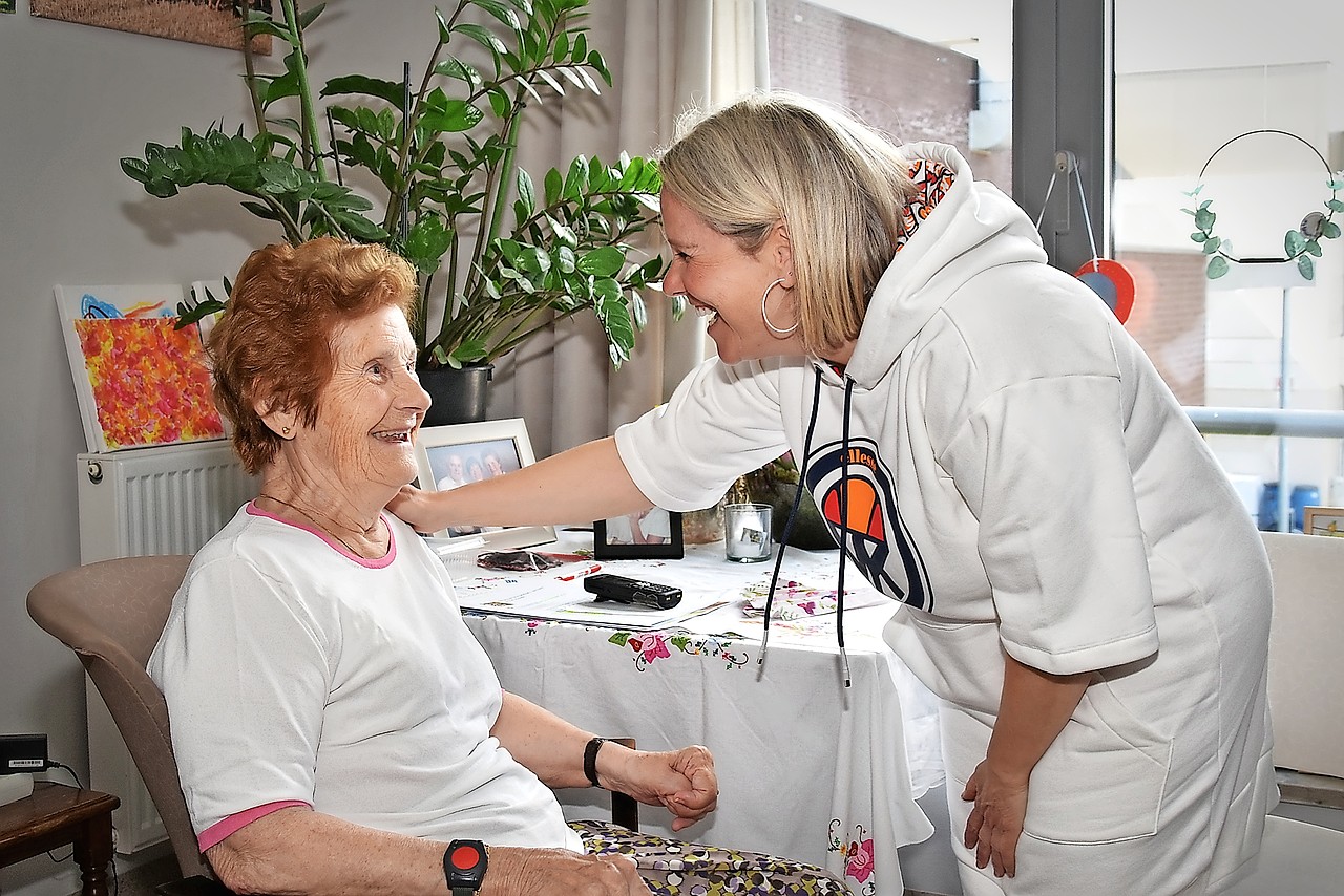 Met de hand op de schouder begroet Ilka Vandecaetsbeek de bewoners. © Tony Dupont