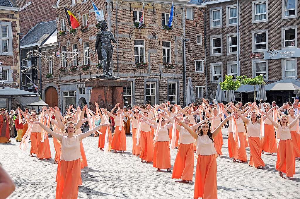 Er wordt hulde gebracht aan Onze-Lieve-Vrouw. Ambiorix kijkt goedkeurend toe. © Jef Moermans