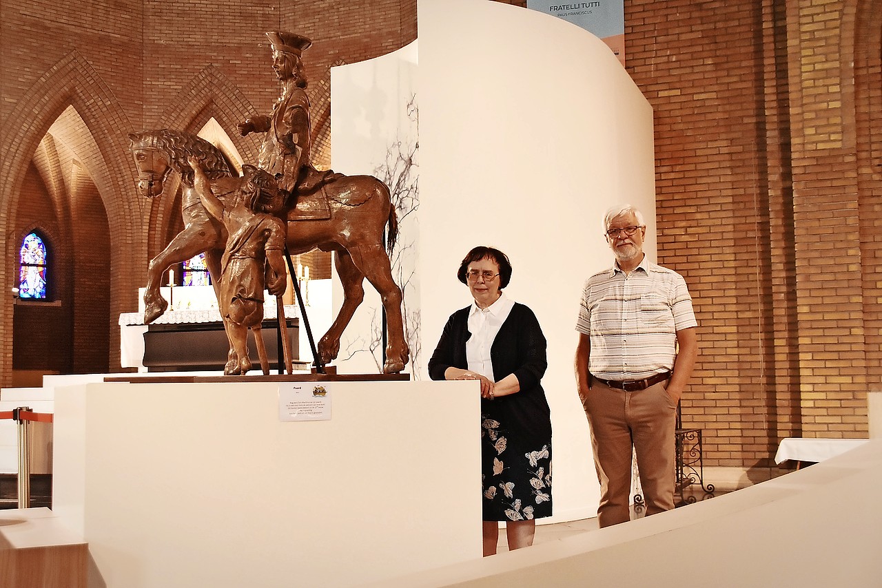 Annemie Oversteyns en Daniël Rejek bij patroonheilige Sint-Martinus te paard. © Tony Dupont