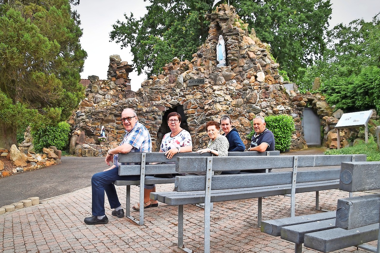 Het plaatselijke grotcomité organiseert op 14 augustus een kaarsjesprocessie en op 15 augustus een openluchtviering en een autowijding. © Tony Dupont