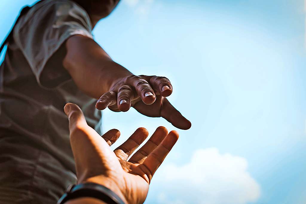 Crisisfonds Caritas Limburg reikt een hand aan kwetsbare Limburgers die worden geconfronteerd met een onverwachte financiële tegenslag. © Shutterstock