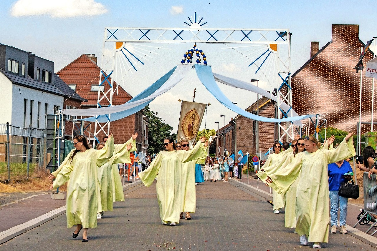 In Veldwezelt trekt jaarlijks de eeuwenoude Bronkprocessie uit. Een traditie die de Lanakense gemeenschap verbindt. © Giel Buntinx