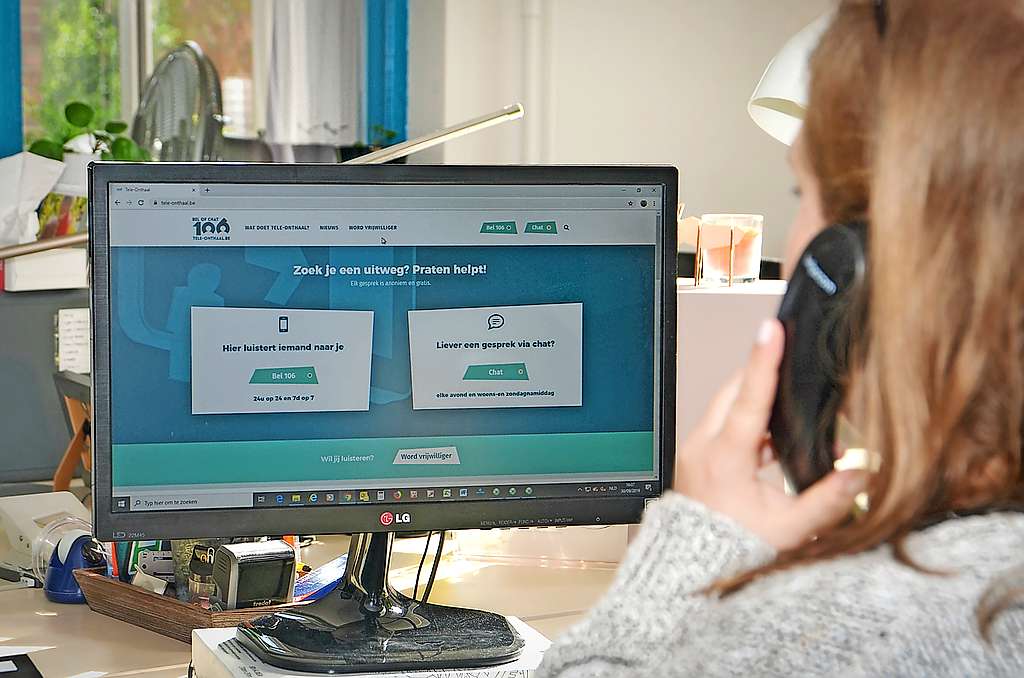 Oproepers komen telefonisch of via de chat anoniem op verhaal en vinden iemand die hen beluistert en met hen meeleeft. © Tony Dupont