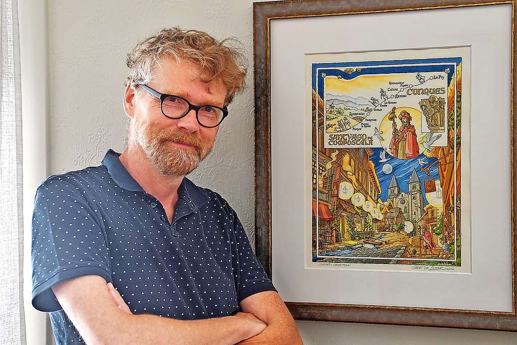 Geert De Sutter bij één van de originele prenten over Compostela. Elke prent is een ontdekking van hoe mensen toen op weg gingen. © Tony Dupont