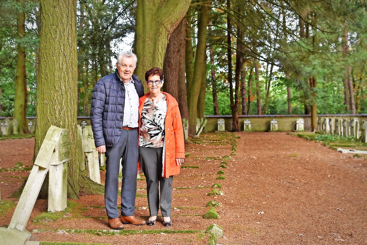 Gilbert Bongaerts en Monique Draelants op het vervallen kerkhof in de Bokrijkse bossen: ‘Deze plek houdt ons in de greep.’ © Tony Dupont