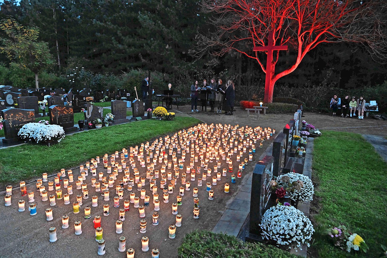 Een zee van grafkaarsen. Licht op de begraafplaats, als eerbetoon aan de overledenen. © Hans Put