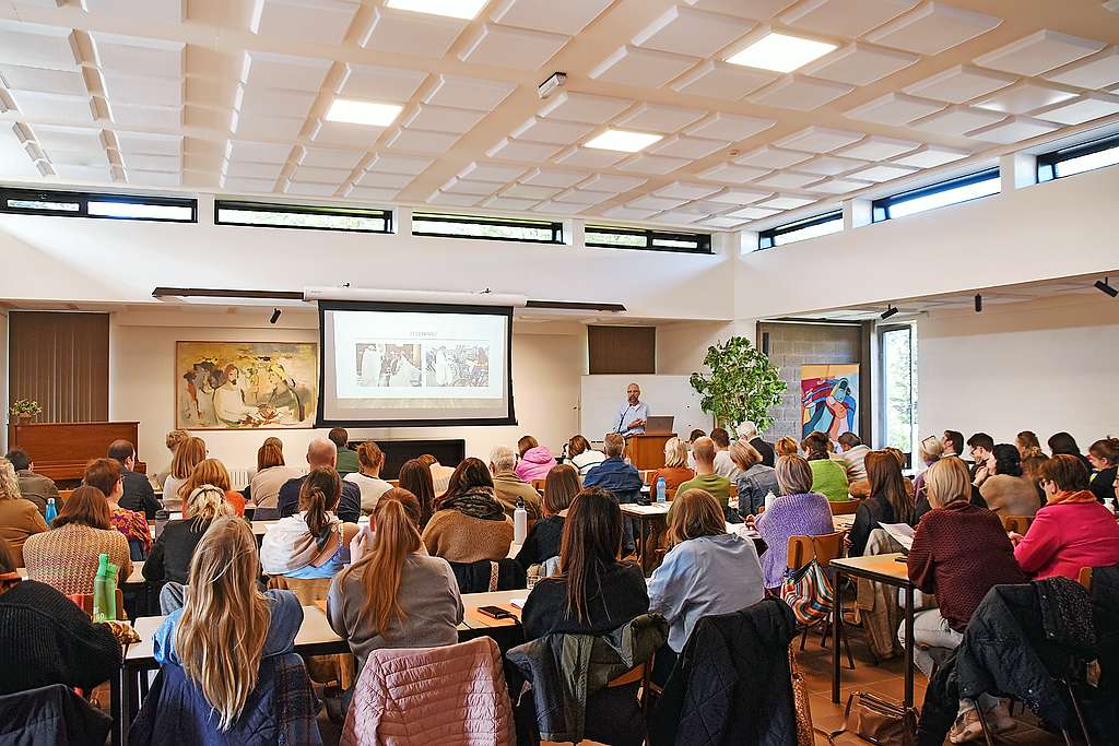 Willy Bombeek, interdiocesaan coördinator Homoseksualiteit & Geloof, gaf tijdens de studiedag in Kiewit toelichting over een lgbti inclusieve Vlaamse Kerk. © Tony Dupont