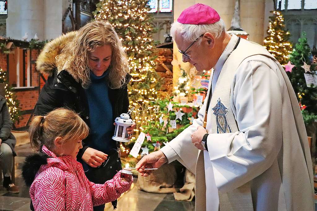 Vorig jaar verspreidde Patrick Hoogmartens, bisschop van Hasselt, het Vredeslicht in de basiliek in Tongeren. © Jente Vandewijer