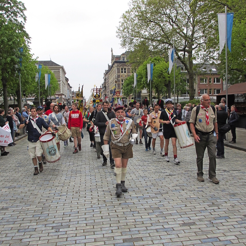 De Grote Trek komt aan in Scherpenheuvel met rechts vooraan de vorig jaar overleden bezieler Pitte Van Gils. © Erick De Cleyn