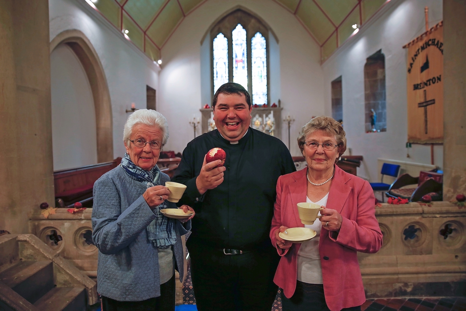 Een anglicaanse dorpspastoor aan de slag in de realitysoap A vicar’s life op de BBC. © BBC Pictures