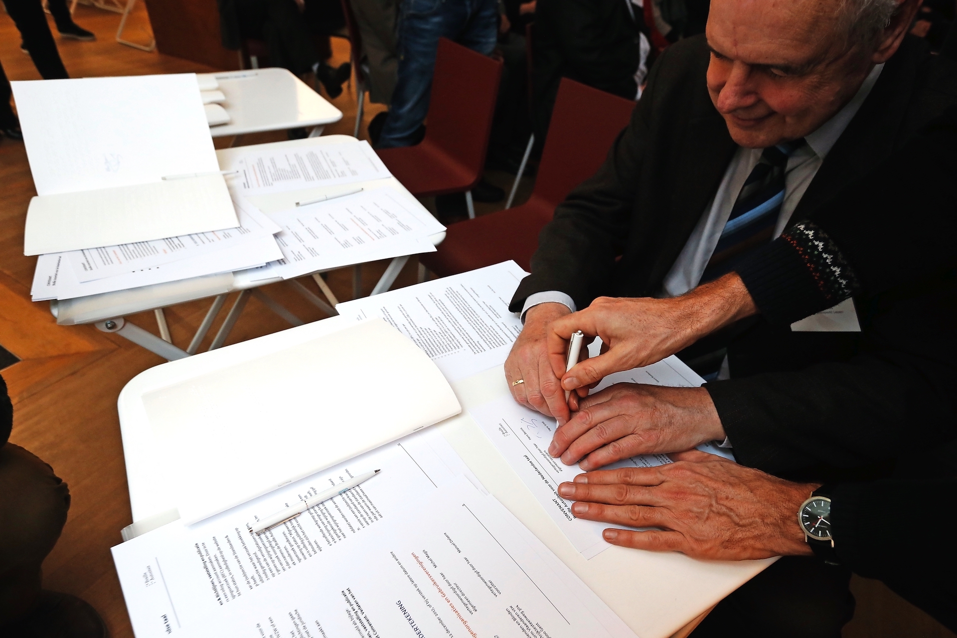 Handtekeningen bij de start van de Braille-Autoriteit, die door blinden en slechtzienden gunstig werd ontvangen. © Belga Image