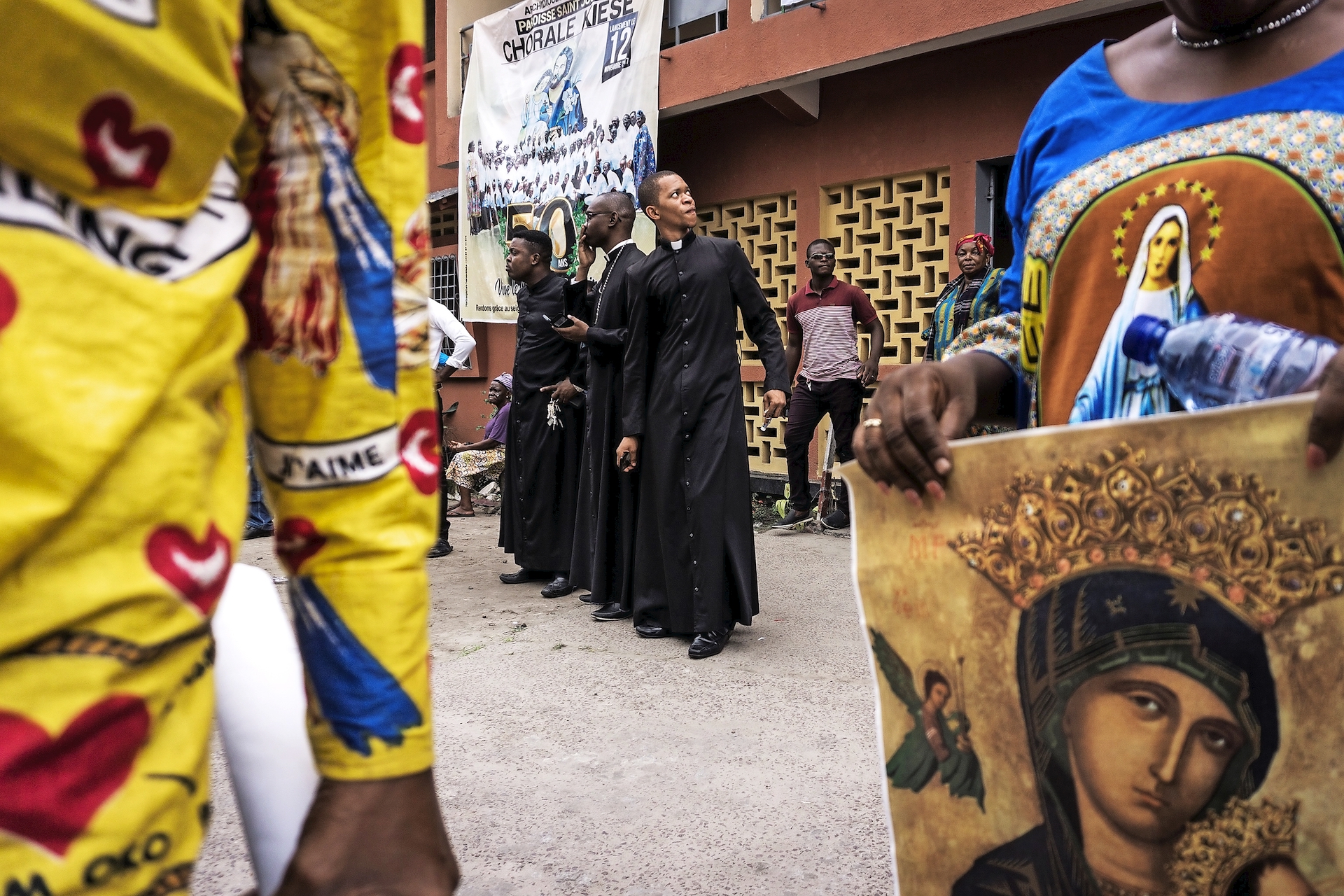 Priesters nemen in Kinshasa deel aan een betoging tegen president Kabila. © Belga Image