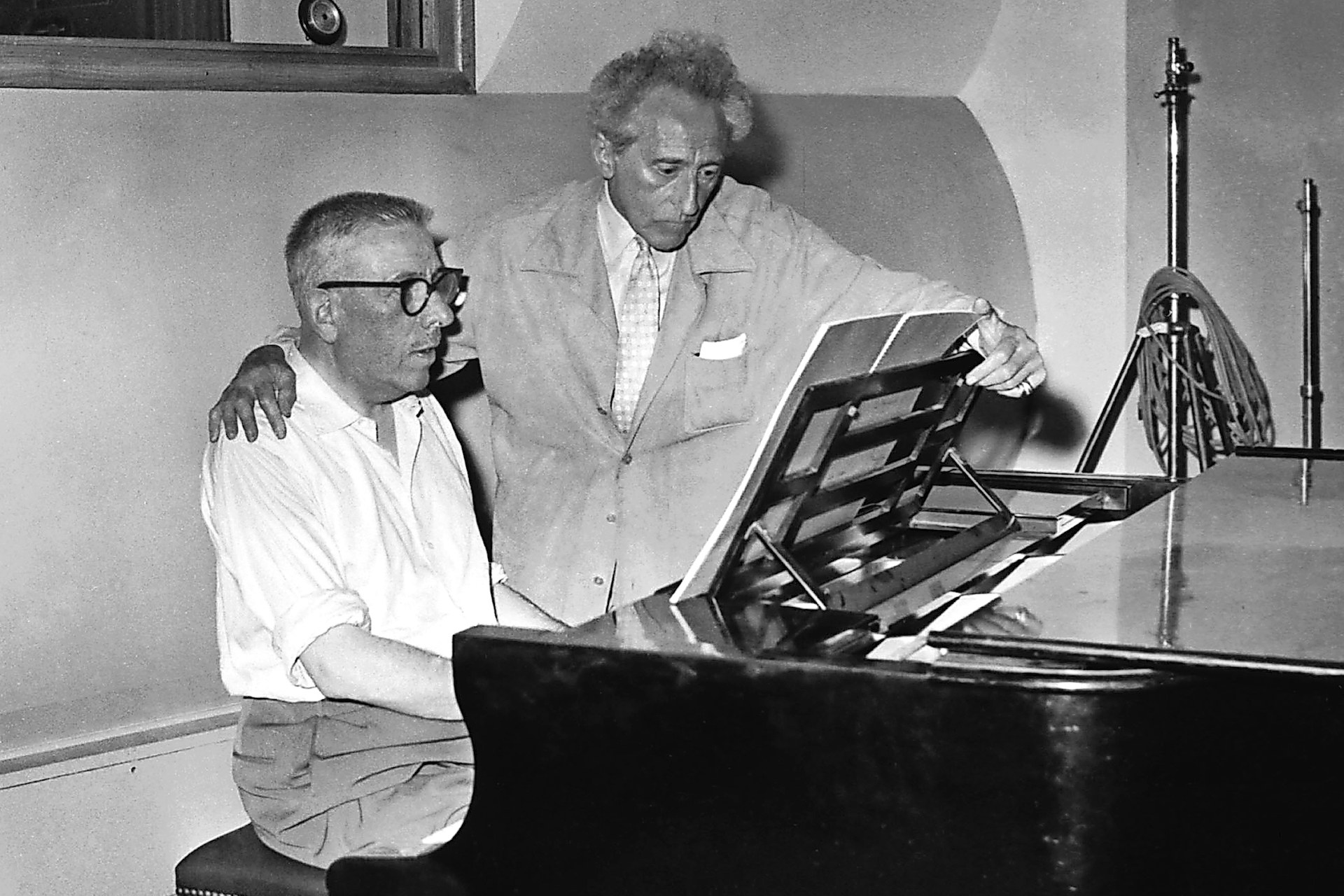 Francis Poulenc aan de piano, staand zijn goede vriend Jean Cocteau. © Belga Image