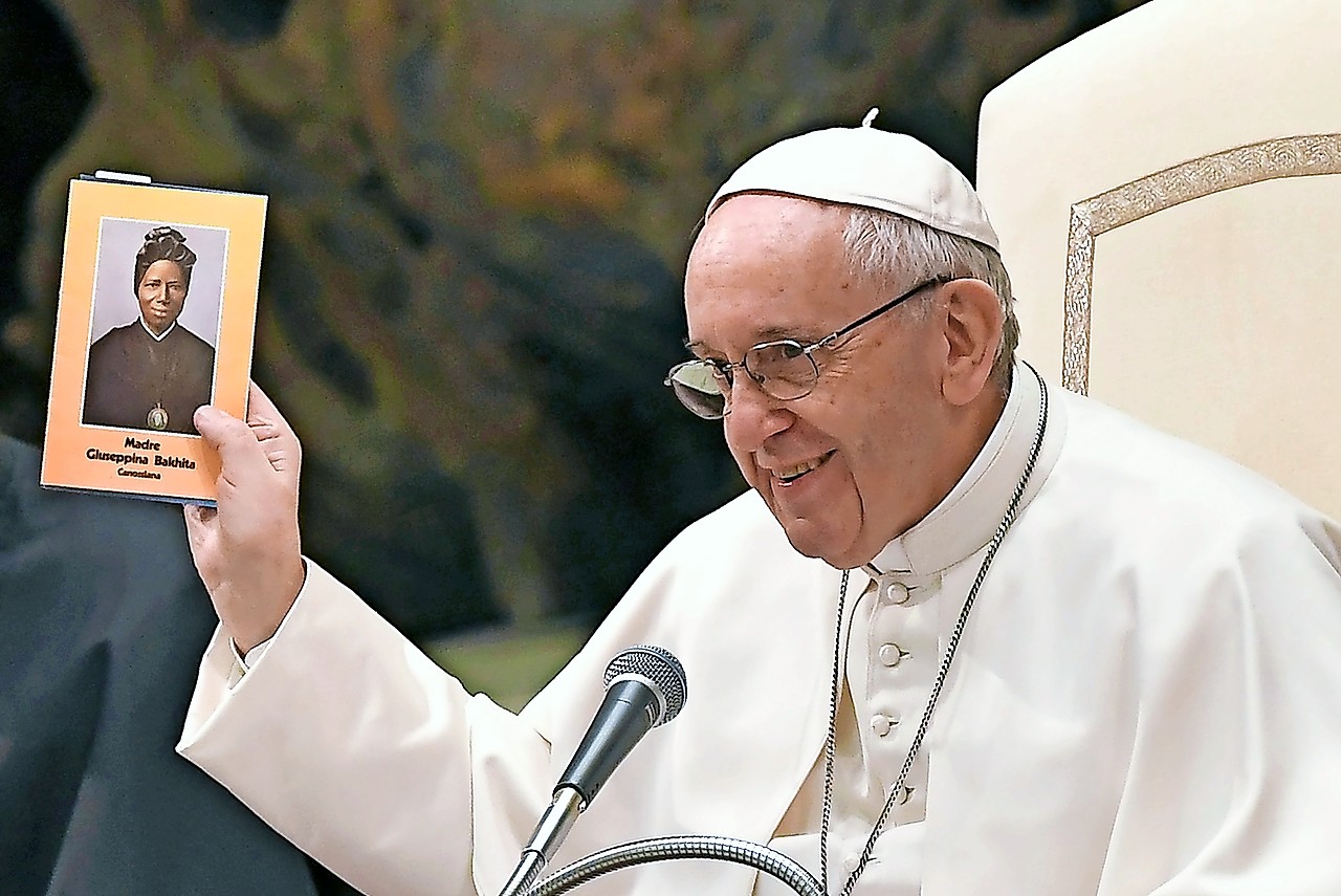 Paus Franciscus toont een foto van Bakhita, een van zijn lievelingsheiligen. © Belga Image