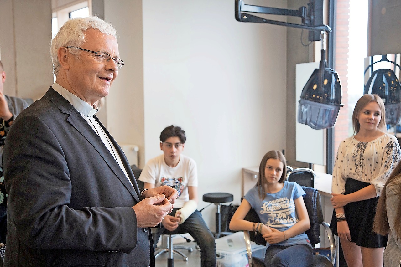 Mgr. Patrick Hoogmartens in gesprek met middelbare scholieren. © Mine Dalemans