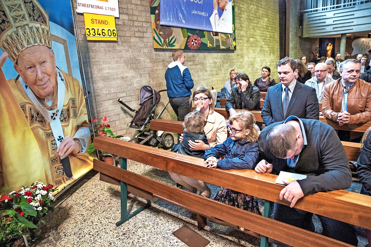 Onder Poolse katholieken is knielen tijdens de eucharistie nog heel gebruikelijk. © Belga Image