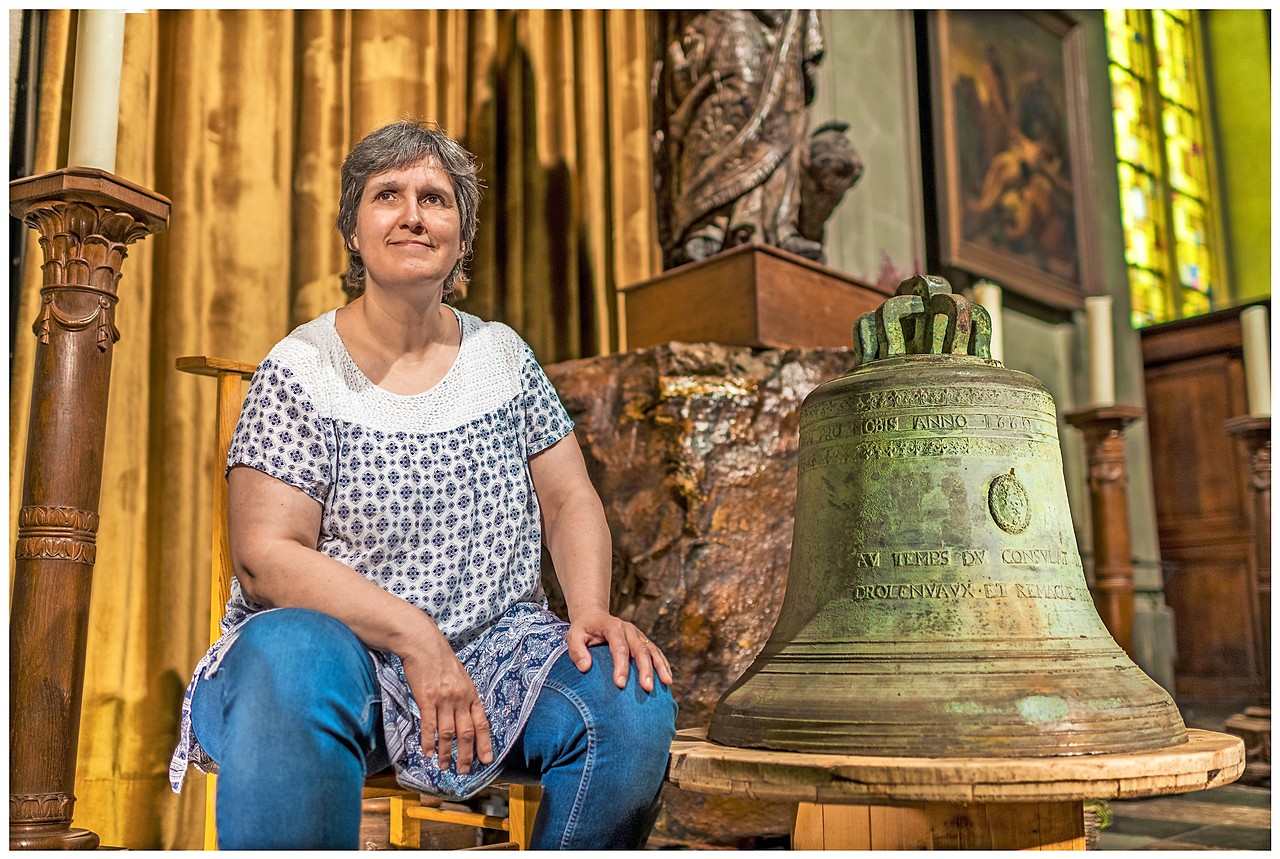 Trotse stadsbeiaardier Marie-Madeleine Crickboom bij de klok Sainte-Anne. © Rudi Van Beek