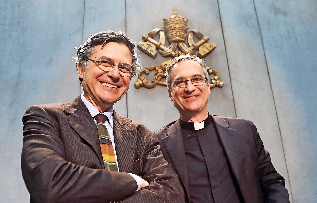 Paolo Ruffini (links) en zijn teruggetreden voorganger, mgr. Diario Viganó (rechts). © Belga Image