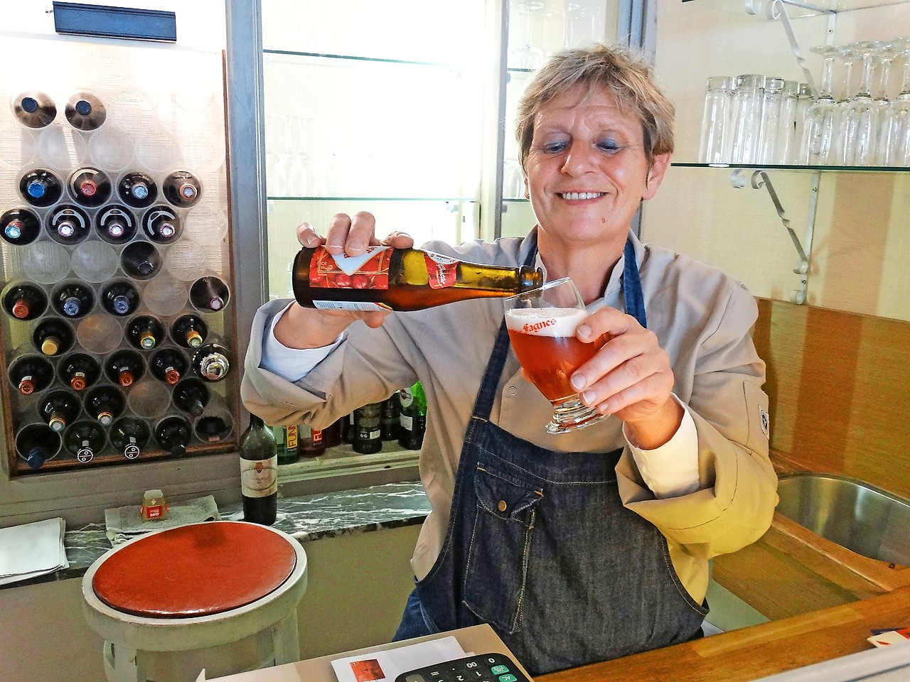 Ann Gailly schenkt ons een griotte, de kriekvariant van het ambachtelijk gebrouwen bier Le Super des Fagnes. © Ilse Van Halst