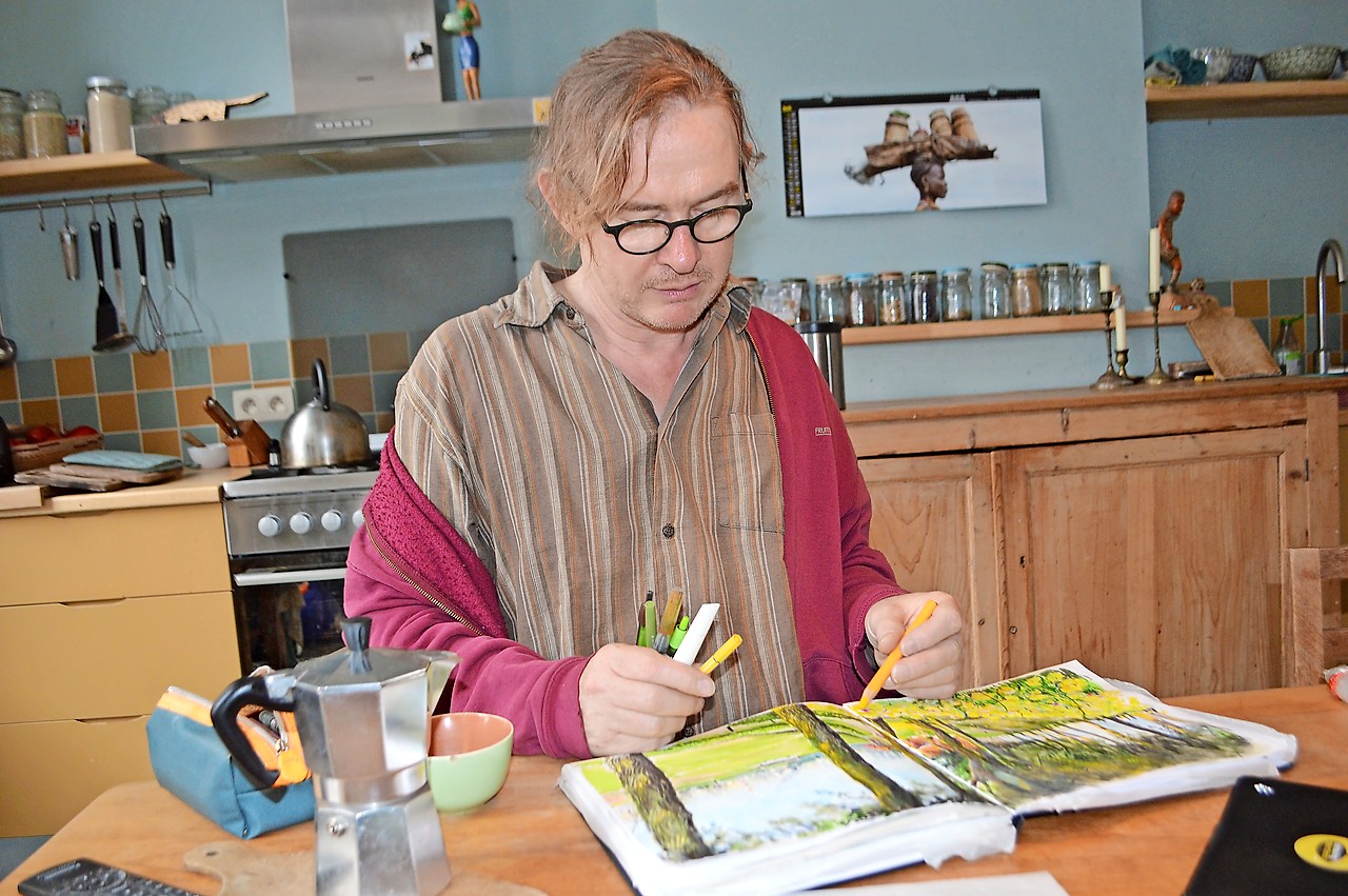 Jeroen Janssen tekent nooit in zijn atelier, maar vaak bij mensen thuis. © Erik De Smet