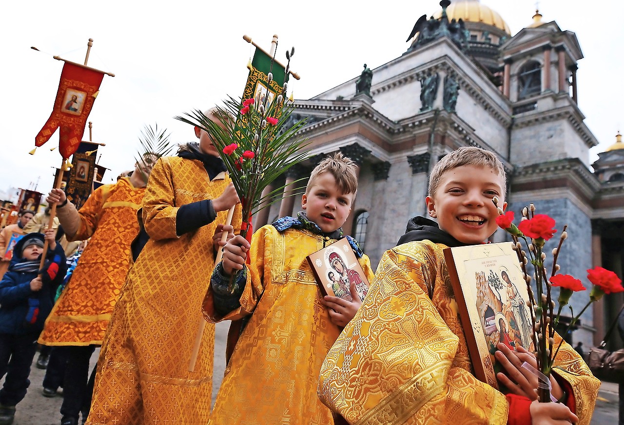 Orthodoxe kinderen tijdens een processie voor de kathedraal in Sint-Petersburg. © Belga Image