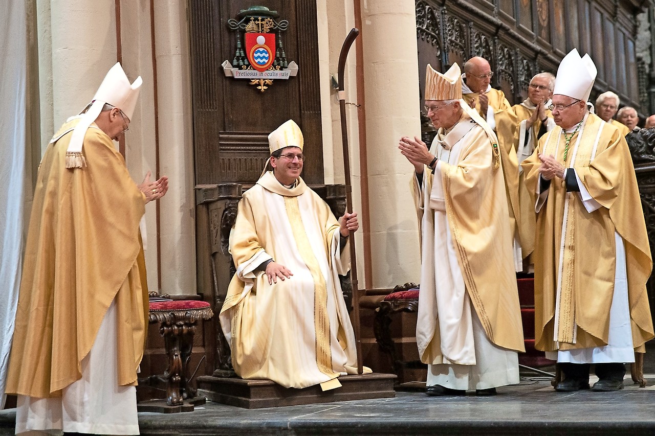 Mgr. Lode Aerts onder zijn wapenschild in Brugge. © Kurt Desplenter/Bisdom Brugge