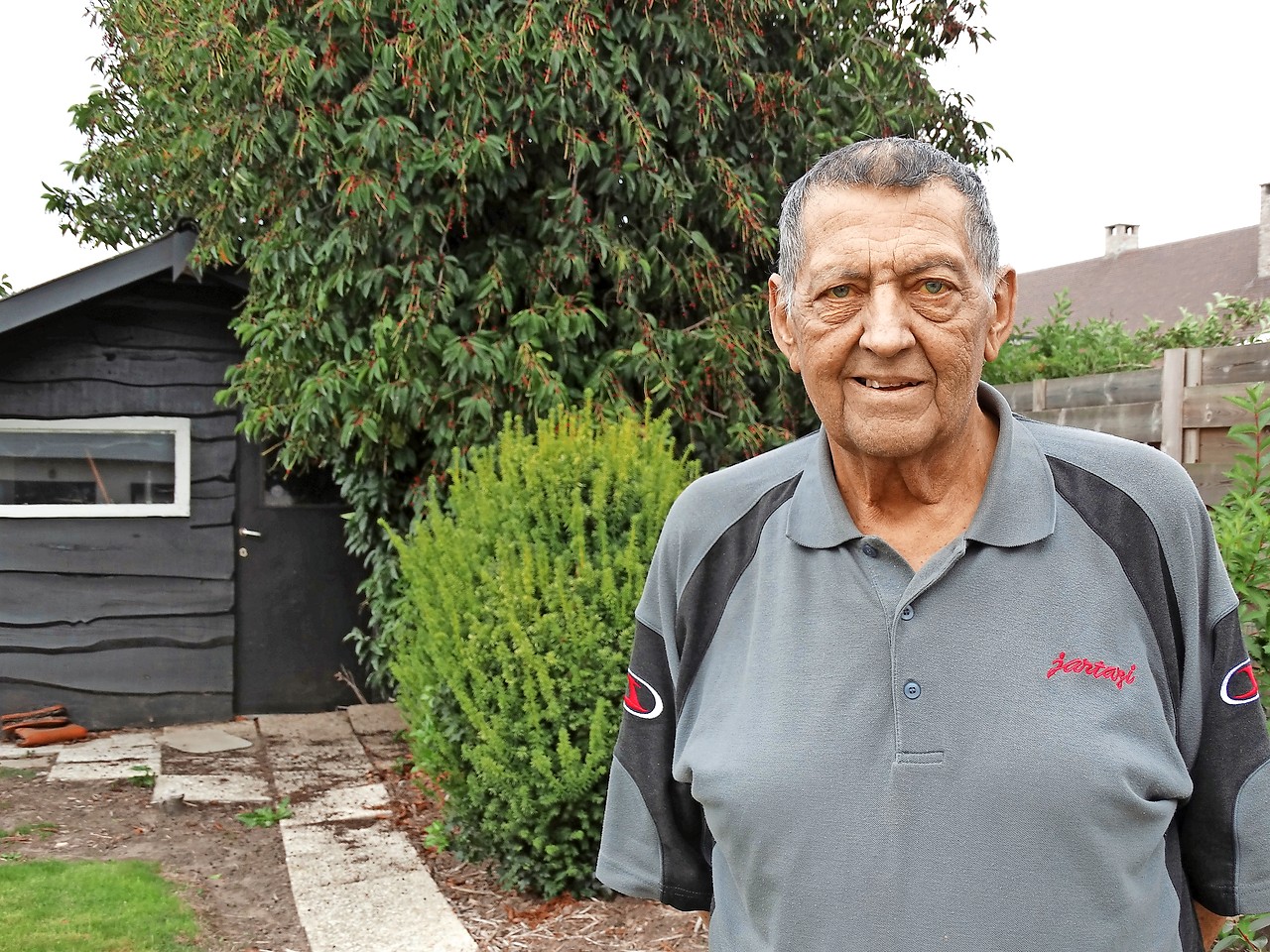 Roger Billiet is te ziek om in zijn tuin te werken, maar geniet er nog van, net zoals van het leven. © Ilse Van Halst