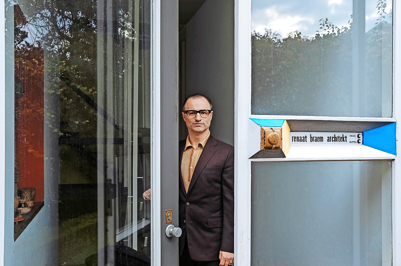 Dimitri Leue poseert als Renaat Braem in diens echte huis in Deurne. © Dirk Bielen