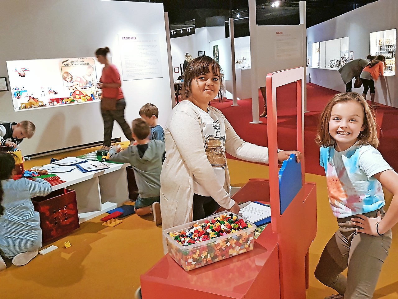 Kijken naar legodozen en -bouwsels is leuk, samen spelen nog leuker. © Ilse Van Halst