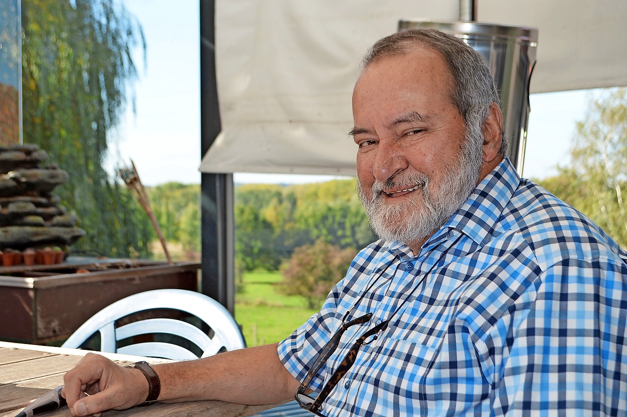 Rudi Thys in zijn veranda, met uitzicht op de Demervallei. © Erik De Smet