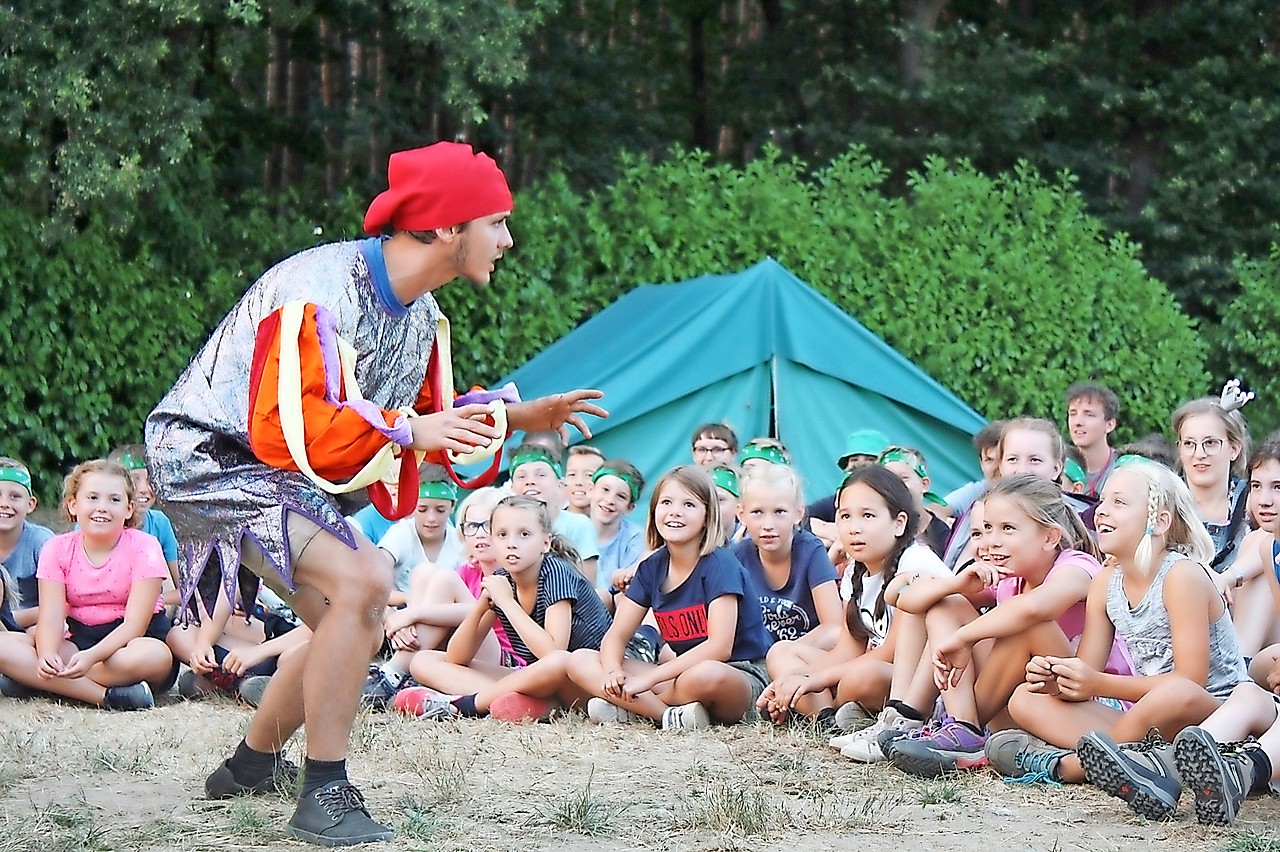 Kabouter Wiebe Peeters maakt van de zangstond een spannende gebeurtenis. © Chiro Zolder