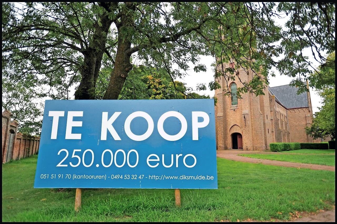 De kerk in Kaaskerke was een van de eerste die op de immomarkt kwam. © Violet Corbett Brock