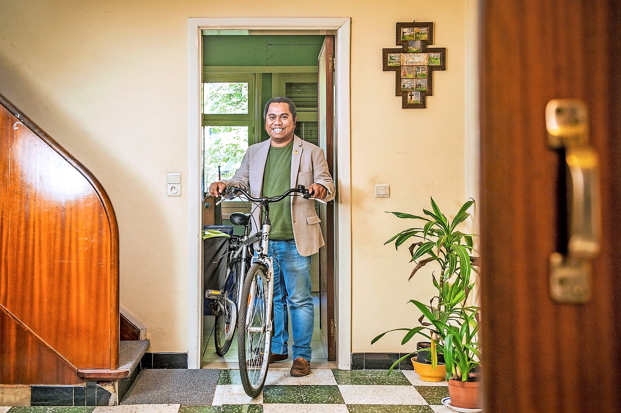 Nieuwe mensen ontmoeten of op de fiets de streek verkennen, Hendrikus houdt van een uitdaging. © Frank Bahnmüller