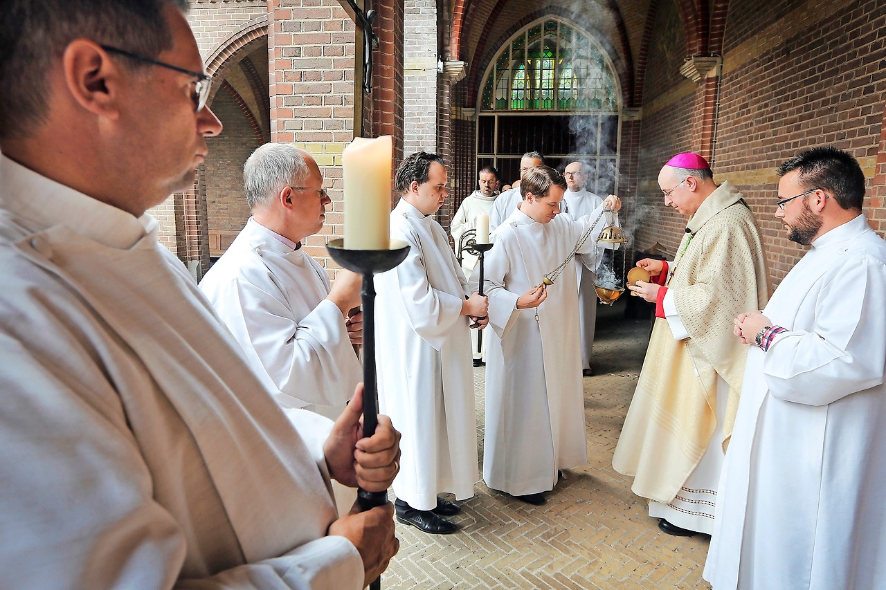 Omringd door seminaristen opent de bisschop van Breda, mgr. Jan Liesen, het studiejaar in Bovendonk. © Ramon Mangold