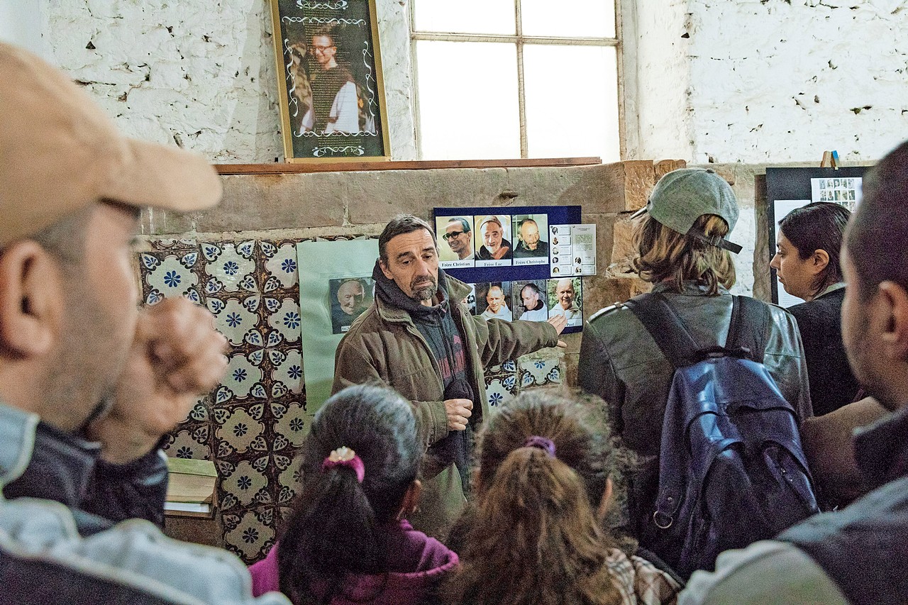 Algerijnse moslims horen het verhaal van de vermoorde katholieke geestelijken. © Belga Image