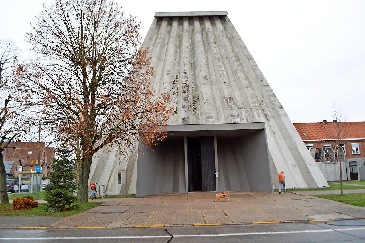 De Sint-Rita maakt bij bezoekers uiteenlopende reacties los. Voor sommigen lijkt het veeleer een bunker. © Erik De Smet