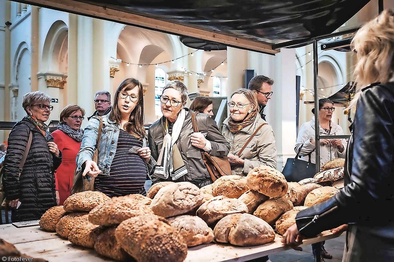 Boerenbrood op de boerenmarkt in de gewezen Sint-Amands in Roeselare. © FotoFever/CRKC