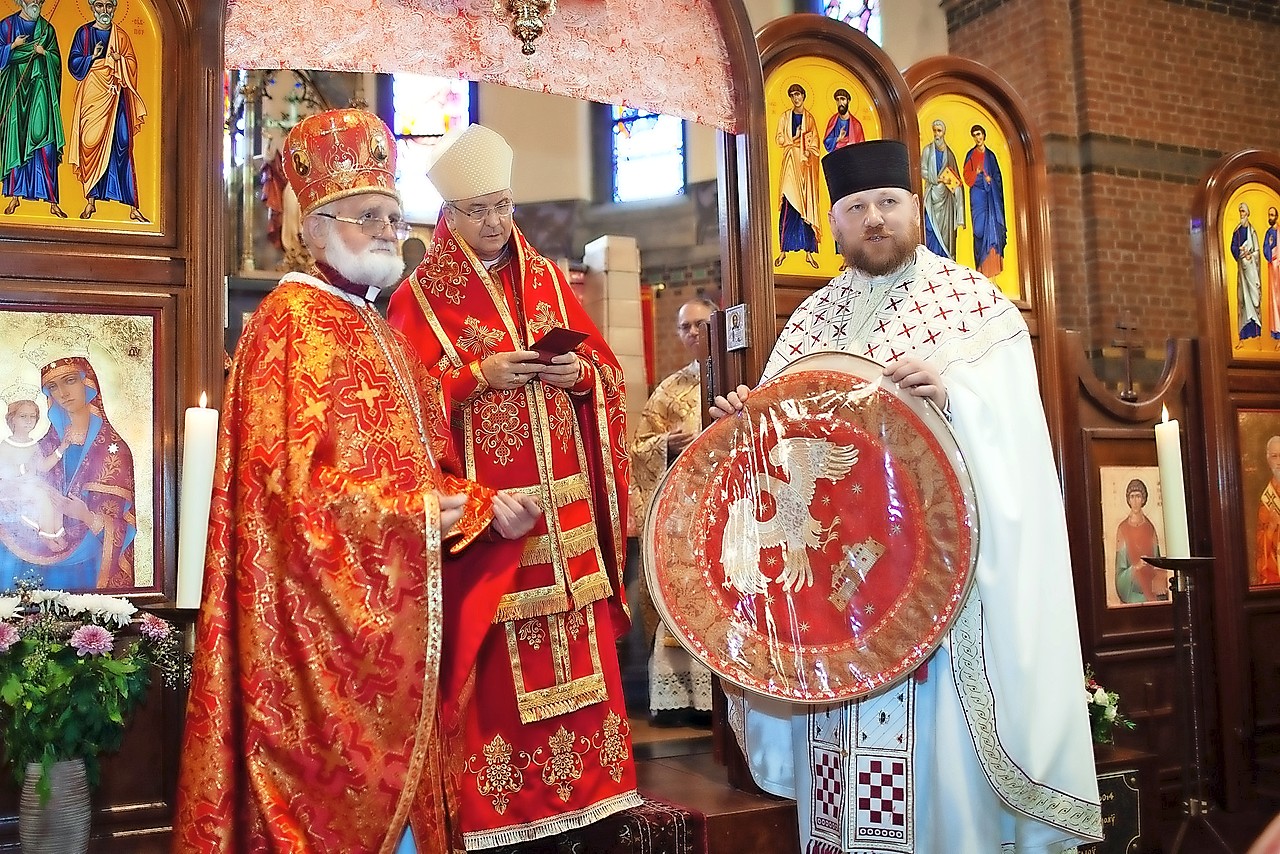 Priester Ivan Moiseitsiik (rechts) in de liturgie met bisschop Johan Bonny en archimandriet Serge Gajek. © Dmitro Derkach