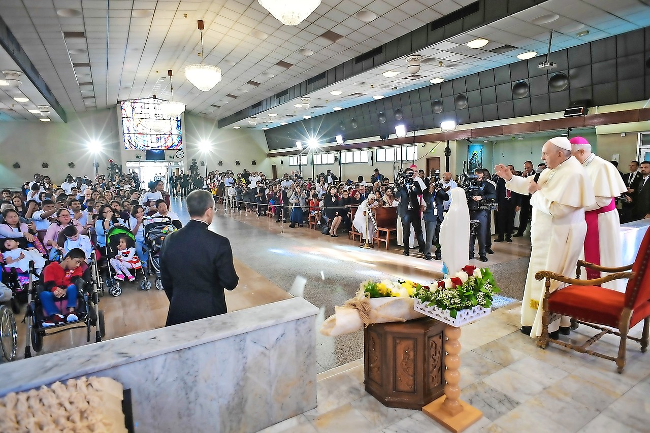 Paus Franciscus ontmoet katholieken in de sobere kathedraal van Abu Dhabi. © KNA Bild