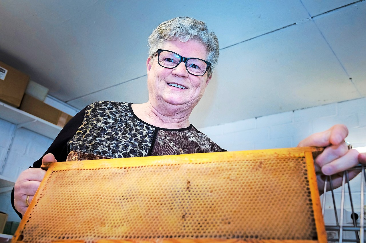 De honing uit de wasramen slingeren is het leukste aan imkeren in de ogen van Anita Deckers uit Achterbroek. © Leo De Bock